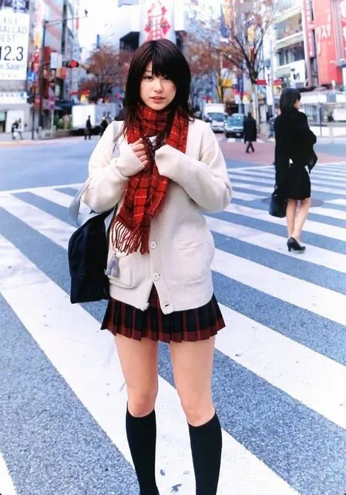22 Ảnh gái xinh giữa ngã tư đông người mặc áo sáng và khăn đỏ tạo cảm giác học đường rất cuốn
