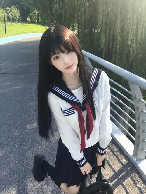 23 Gái đẹp tựa lan can với seifuku trắng xanh cùng mái tóc đen dài làm bật lên nét thanh lịch