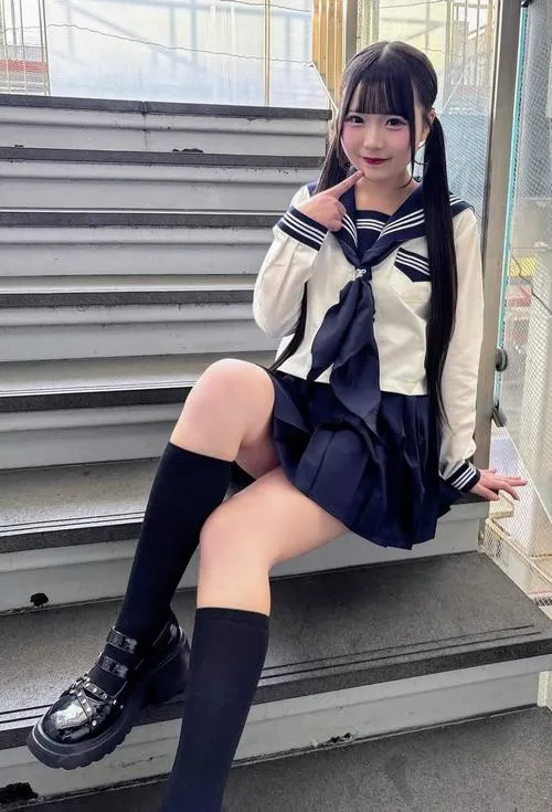 25 Thiếu nữ dễ thương ngồi trên bậc cửa cuốn với tất cao cổ và giày lười mang vẻ trẻ trung năng động
