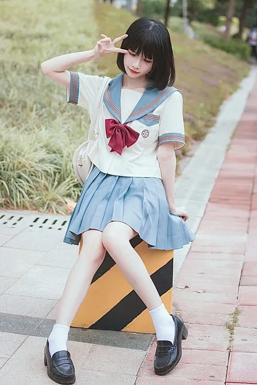 28 Mỹ nhân ngồi trên lối đi với váy xanh nhạt và nơ đỏ nhỏ xinh gợi rung động đầu đời