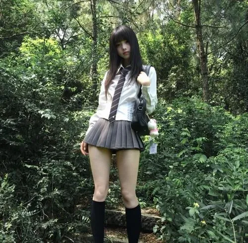 2 Giữa vườn cây xanh gái đẹp diện áo thủy thủ váy xếp ly đen ánh nhìn tự nhiên rất cuốn