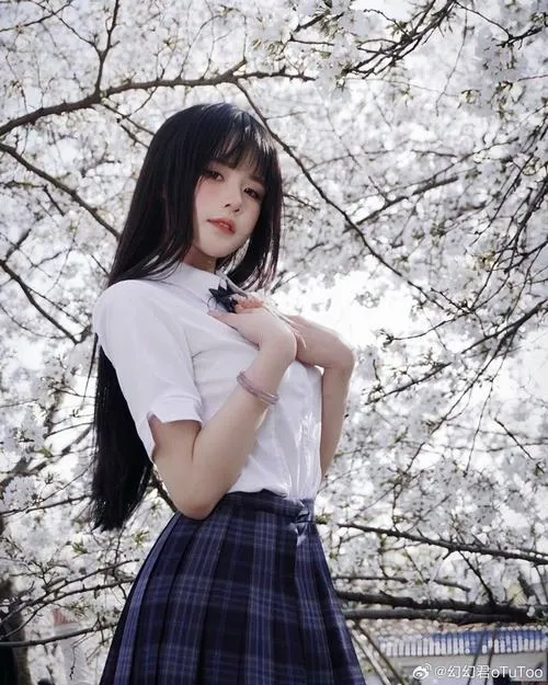 3 Bên cành hoa trắng nàng thơ cute với tóc đen thẳng và nơ cổ tím gợi cảm giác mối tình đầu