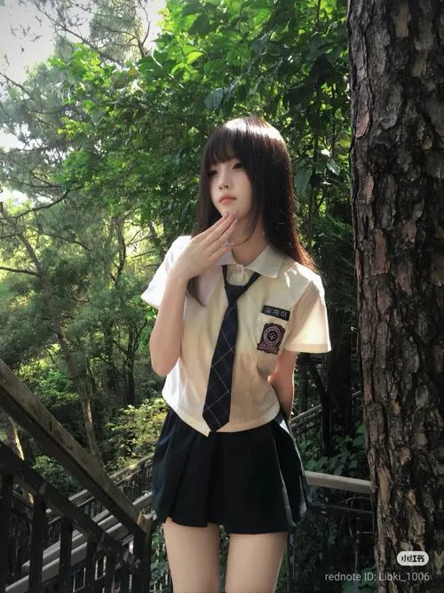 7 Mỹ nhân bên gốc cây mặc sơ mi be cùng chân váy ngắn nụ cười nhẹ giữa khung cảnh sân trường