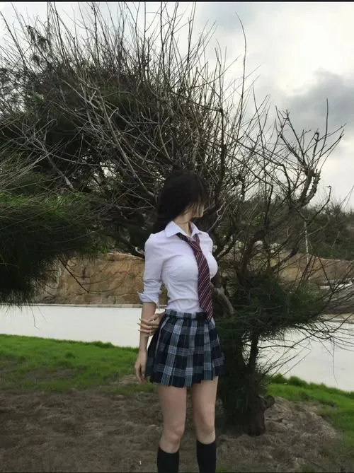 8 Ảnh gái xinh quay lưng nơi bờ cỏ mặc váy caro và áo sáng màu gợi không khí học đường Nhật