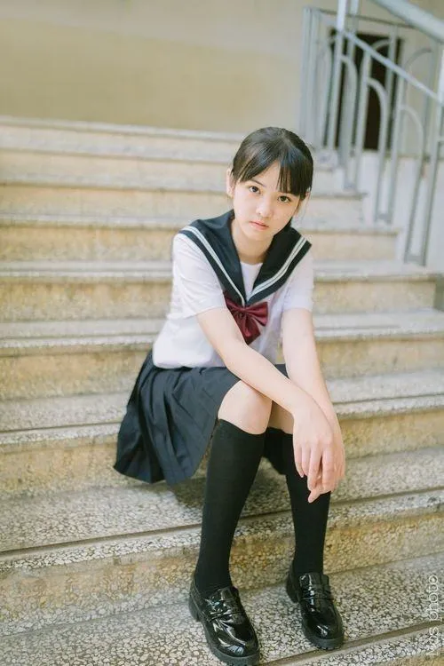 31 Hình nữ sinh Nhật Bản ngồi cuối hành lang tay ôm cặp sách nhỏ gợi nét đẹp kín đáo mà cuốn