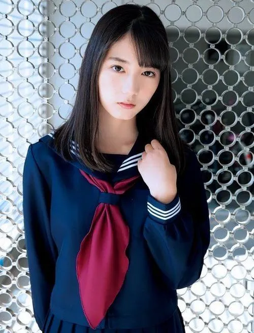 32 Ảnh thiếu nữ Nhật mặc đồng phục ngồi cạnh cửa sổ gió lùa nhẹ làm nơ cổ và mái tóc thêm mềm