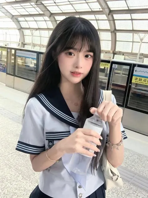 33 Trước lớp học yên ắng hình nữ sinh Nhật với giày lười đen và tất xanh đậm tạo vẻ thanh lịch