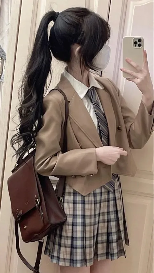 37 Ở Kyoto ảnh gái đẹp học đường Nhật với tóc bob và giày lười mang vẻ trẻ trung rất dịu mắt