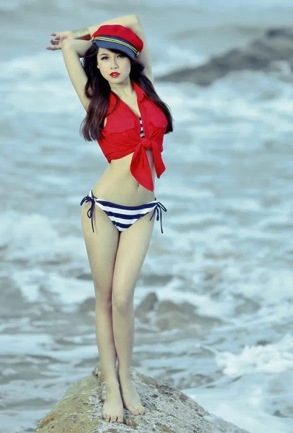 17 Sam và phong cách resort: bikini tối giản, phụ kiện xịn, thần thái tự tin