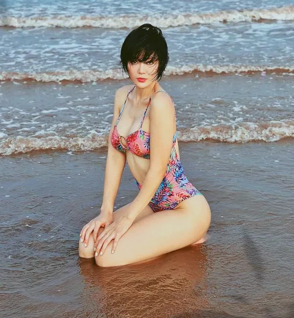 13 Thanh Hương ngồi trên cát ướt trong bikini họa tiết nụ cười mềm da mịn đôi đùi ép sát cát