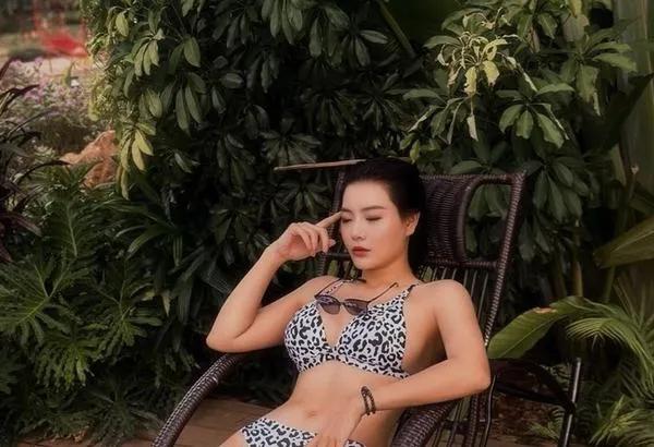 20 Người đàn bà lực điền nằm thư thái giữa lá rậm trong bikini họa tiết da mịn tóc dài đôi đùi mềm quyến rũ