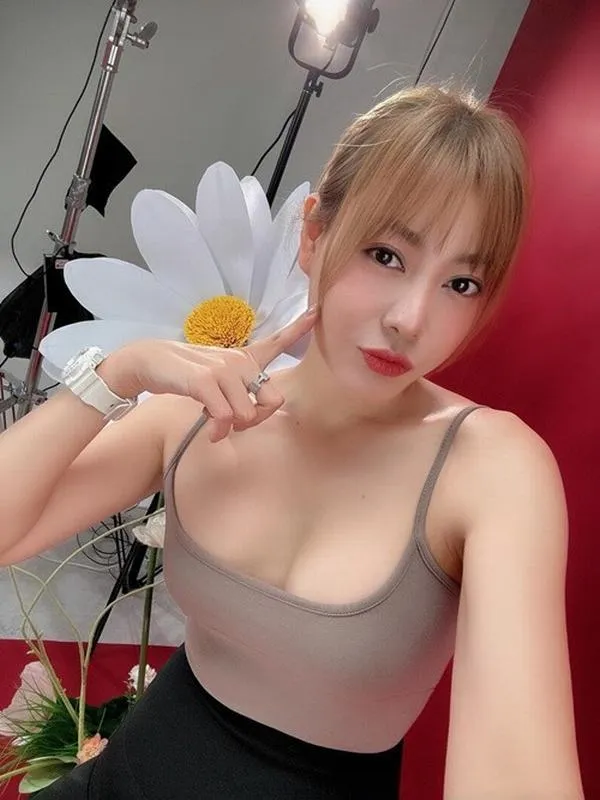 24 Ảnh Thanh Hương mặc bikini giúp tham khảo pose tôn eo, vai và đường cong