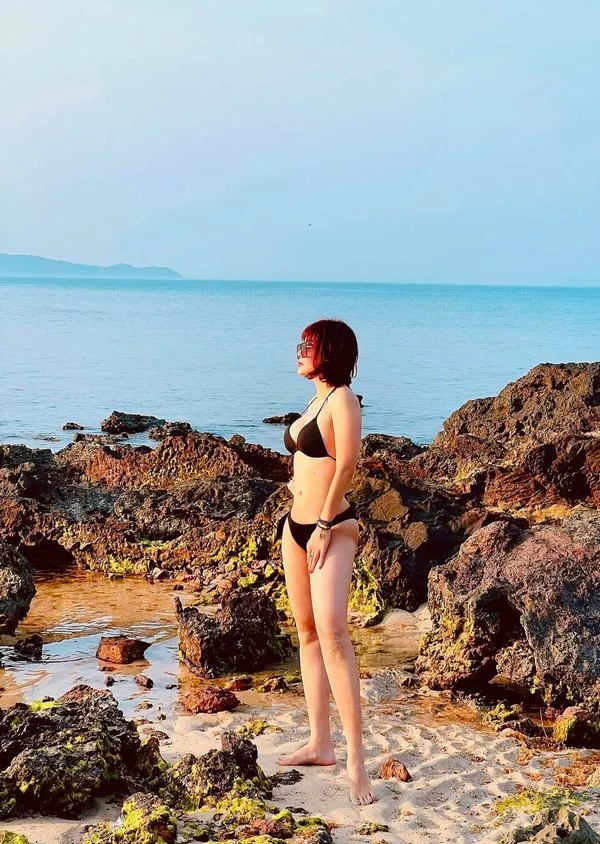 4 Phan Hương đứng nghiêng bên bãi biển mặc đồ bơi khoe vòng eo săn chắc đùi thon bóng nắng