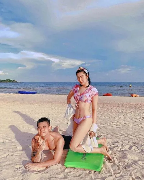 27 Ảnh phong cách mùa hè của Thúy Ngân trên sàn gỗ, dáng quỳ tôn đùi, gương mặt ngọt mà táo bạo