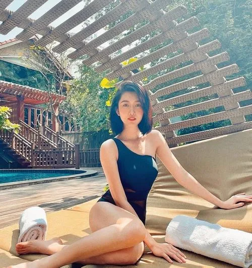 7 Ảnh phong cách mùa hè của Thúy Ngân bên ghế dài, thần thái tự tin, bờ vai và cổ trông mềm