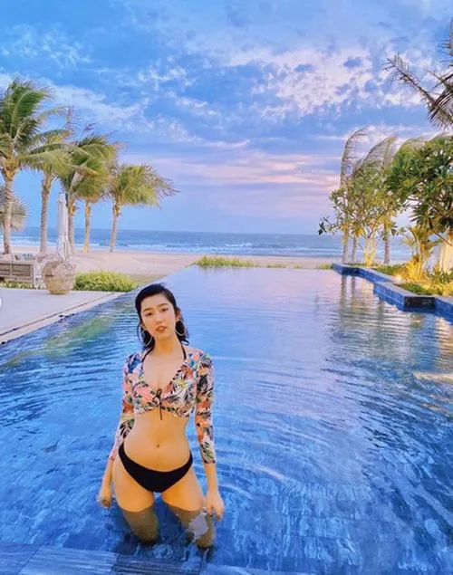 15 Bộ hình áo tắm của Thúy Ngân trong bồn tắm, gương mặt rạng, làn da mịn làm người xem khó rời mắt