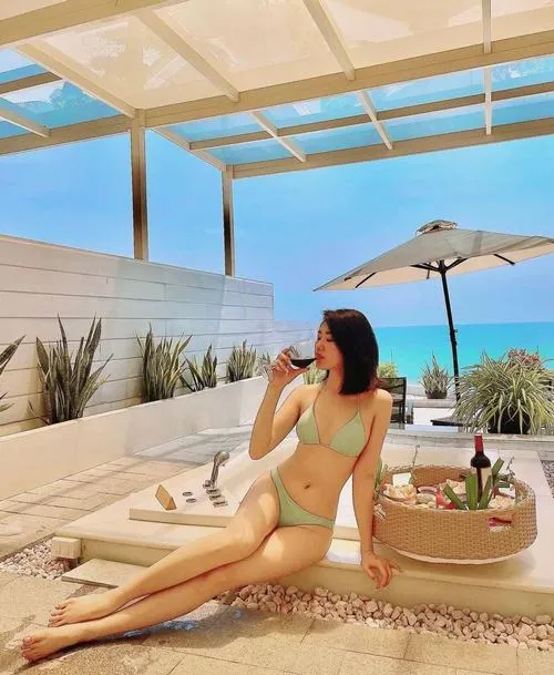 18 Ảnh đi biển Thúy Ngân bước bên hồ, tông màu trung tính làm da trông sáng, nụ cười rạng