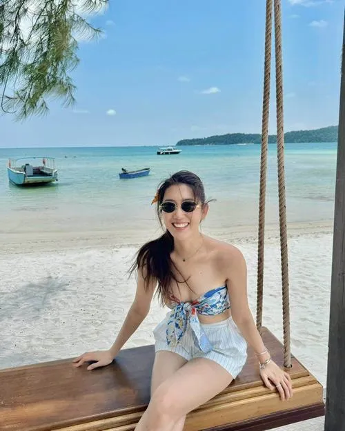30 Thúy Ngân bên biển cùng bạn, bối cảnh cát mịn làm mood vui, làn da sáng và nụ cười tươi