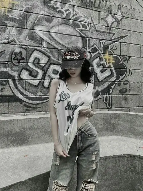 1 Ảnh nữ chất ngầu trong áo bomber và quần tối màu, bước đi giữa phố chiều, mang cảm giác phóng khoáng và khá nổi loạn