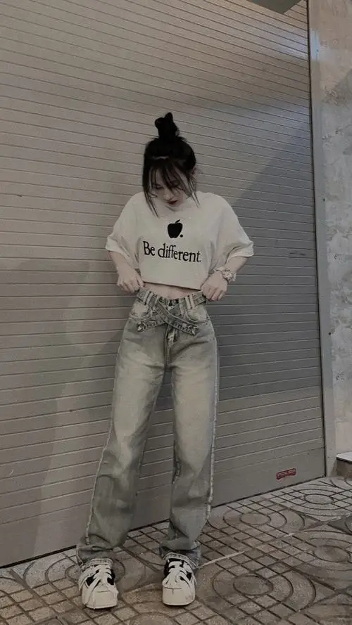 10 Ảnh cô gái cá tính diện sơ mi rộng giữa studio sáng, biểu cảm bình thản giúp bức ảnh trông tối giản nhưng vẫn cực hút mắt