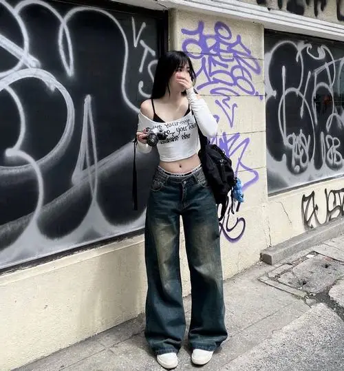 12 Ảnh girl cool ngầu với phông nền xám, bàn tay đút túi quần, tổng thể toát ra vẻ tự nhiên và khá cá tính trong từng chi tiết