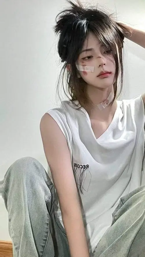 15 Ảnh phong cách unisex nữ cùng tóc layer nam tính và ánh sáng lạnh, tạo nên khung hình có chiều sâu, nhìn rất cuốn và hiện đại