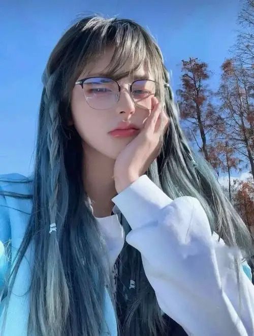 16 Ảnh phong cách tomboy với thần thái lạnh lùng khi ngồi bên cửa sổ, ánh sáng nhẹ làm tổng thể thêm tối giản và đầy chiều sâu