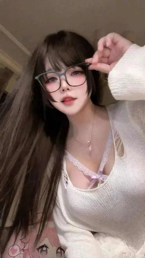 17 Ảnh nữ chất ngầu mang tinh thần ảnh street style nữ, kết hợp xanh navy nhẹ và cách đứng thoải mái, nhìn rất hiện đại