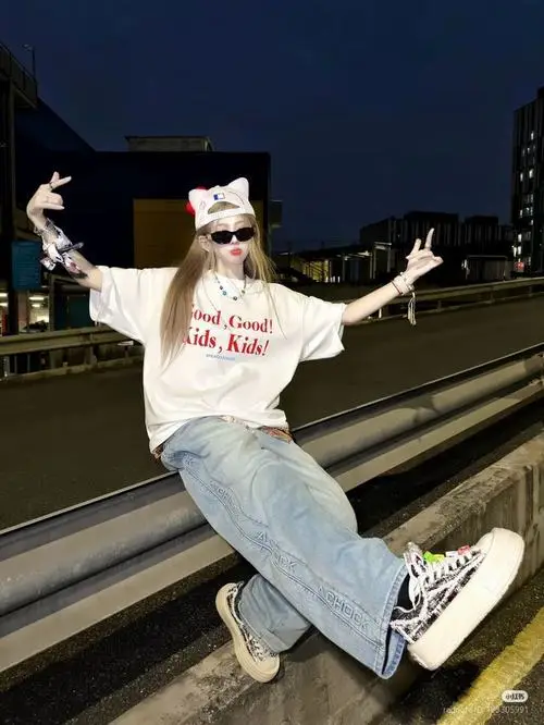 18 Ảnh cô gái cá tính trong phong cách unisex, đứng cạnh xe máy cũ, mang cảm giác bụi bặm mà vẫn giữ tổng thể rất gọn gàng