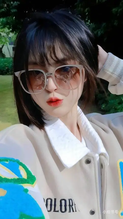 19 Ảnh phong cách unisex nữ với tóc pixie và quần túi hộp, bước đi tự tin trên vỉa hè, thể hiện rõ tinh thần mạnh mẽ