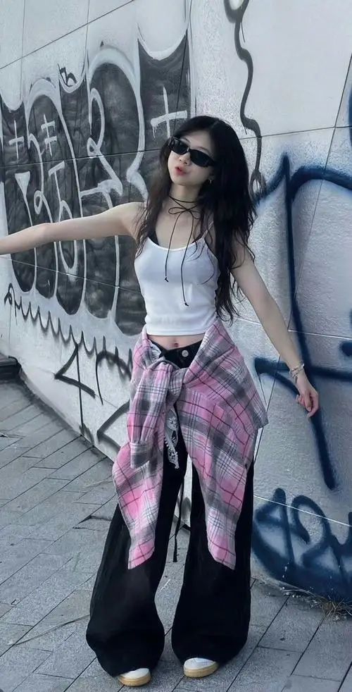 2 Ảnh phong cách tomboy chụp nghiêng với tóc undercut và cổ áo gọn, làm nổi bật vẻ mạnh mẽ mà không cần phụ kiện cầu kỳ