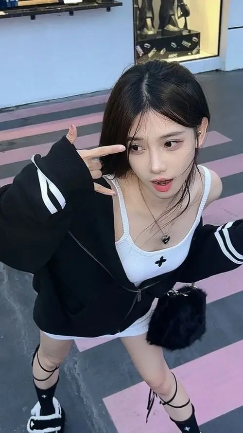 20 Ảnh nữ chất ngầu phối cùng dây chuyền bạc nhỏ, mái tóc gọn và ánh nhìn xa, gợi vẻ lạnh lùng nhưng gần gũi rất rõ