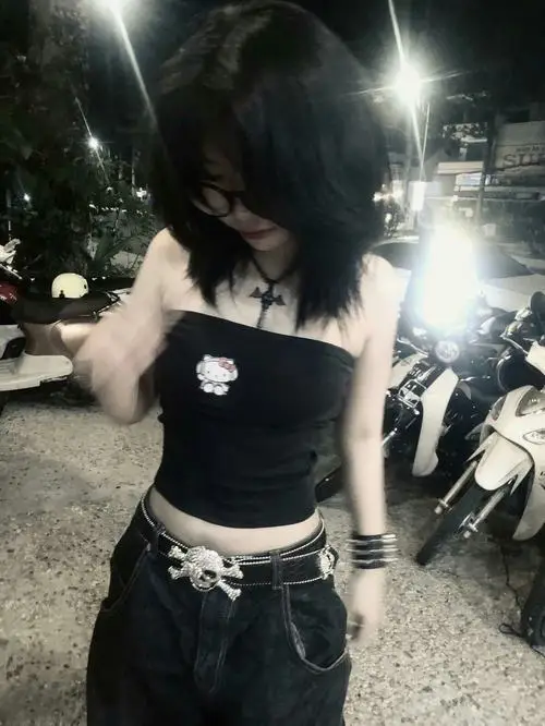 21 Ảnh phong cách tomboy mang hơi hướng ảnh chân dung lạnh lùng, tập trung vào gương mặt sáng và biểu cảm bình thản đầy cuốn hút