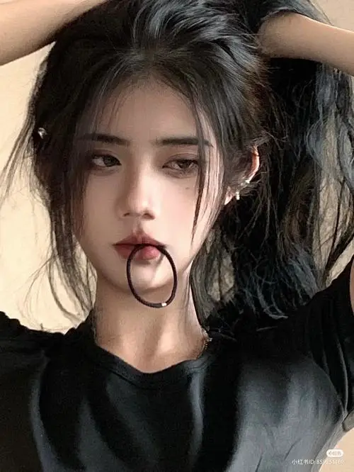 24 Ảnh phong cách unisex nữ gợi cảm hứng ảnh girl crush qua ánh nhìn thẳng và trang phục trầm màu, tạo cảm giác cuốn hút tự nhiên