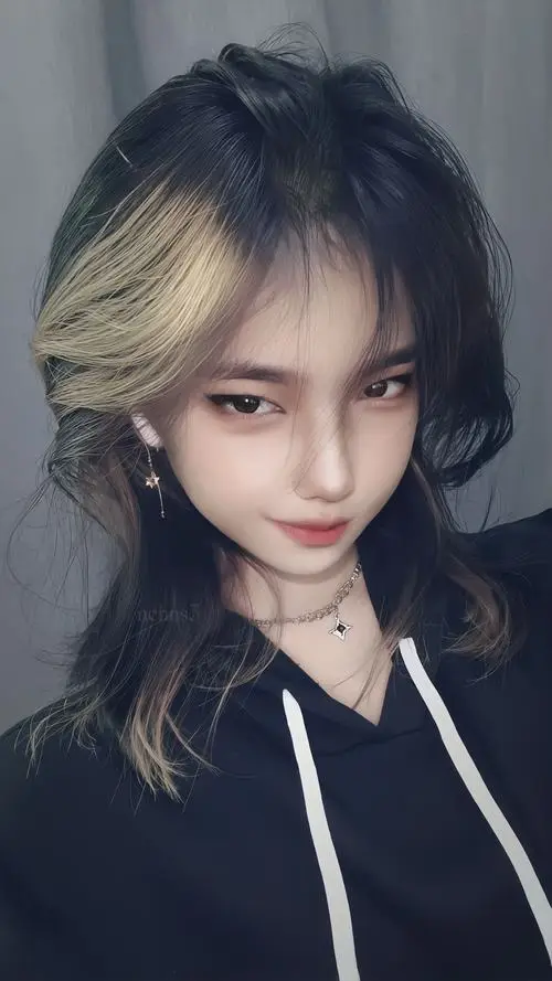 26 Ảnh cô gái cá tính với tóc pixie gọn gàng, gương mặt sáng và biểu cảm lạnh lùng, hợp gu người thích nét riêng ít phô trương