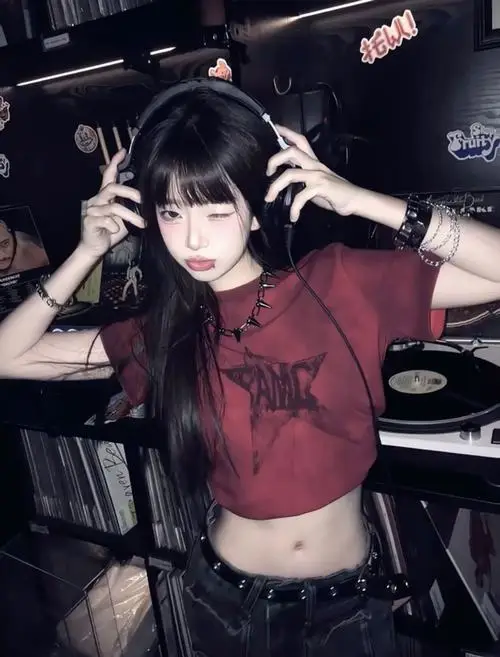 28 Ảnh cô gái cá tính chụp ngoài trời cùng tóc mullet cá tính, mang đến cảm giác góc cạnh rõ nét nhưng vẫn rất dễ nhìn