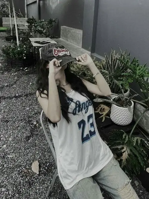 3 Ảnh phong cách unisex nữ đặt trọng tâm vào chân mày sắc và nụ cười nhẹ, khiến tổng thể vừa cá tính vừa có nét thân thiện