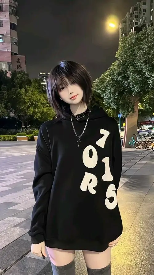 5 Ảnh phong cách unisex nữ với quần túi hộp và mũ lưỡi trai, đứng giữa con phố vắng, trông rất linh hoạt và có gu riêng