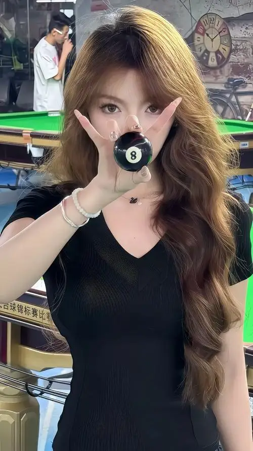 7 Ảnh nữ chất ngầu diện áo khoác rộng giữa khung cảnh chiều muộn, tông màu đen làm nổi bật thần thái tự do và cá tính