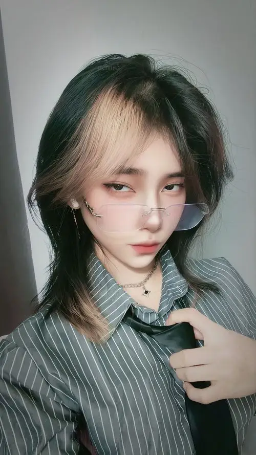 9 Ảnh cô gái cá tính trong bối cảnh đường phố, mặc đồ đơn giản, tạo dáng nghiêng người đầy tự nhiên và mang vẻ lạnh lùng nhưng gần gũi