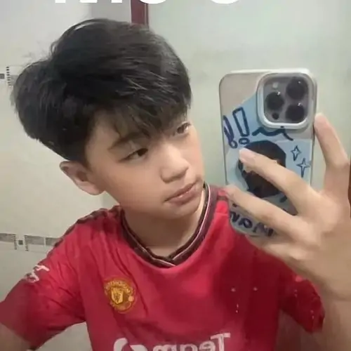 10 Bạn nam 2012 mặc áo đỏ selfie trước gương bằng điện thoại, phần máy che mặt một chút nên trông bí ẩn vừa đủ, ảnh vẫn giữ nét dễ thương và hợp trào lưu selfie trước gương của học sinh cấp hai