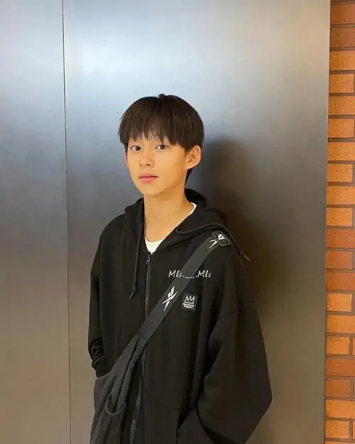 11 Hình hot boy lớp 7 là ảnh toàn thân chụp trong hành lang với áo khoác đen, dáng đứng thẳng và tay buông tự nhiên làm tổng thể nhìn gọn, cá tính mà vẫn cute, đúng kiểu ảnh selfie tuổi teen đời thường