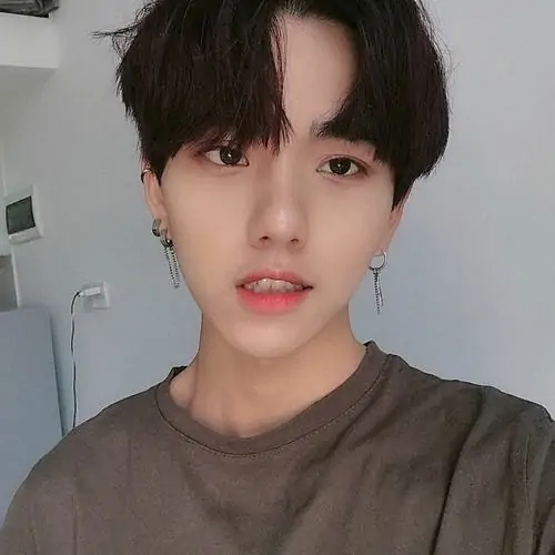 12 Gương mặt của nam sinh 2k12 hiện rõ trong khung ảnh chụp trong nhà, tóc rẽ mềm và môi sáng tạo cảm giác đẹp hiền, tổng thể hợp làm avatar ebe vì có góc chụp nghiêng rất nhẹ và thần thái gần gũi