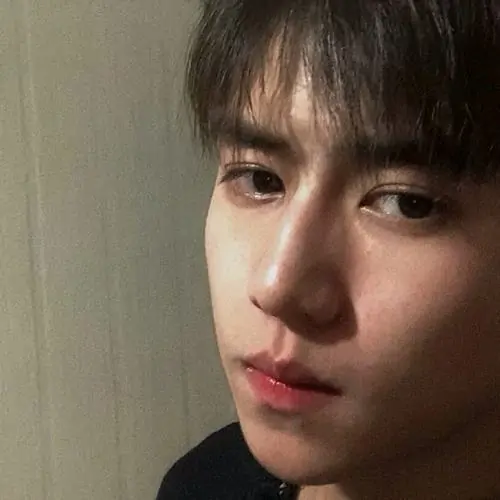 14 Trai đẹp 2012 chụp cận mặt trong ánh sáng tối nhẹ, sống mũi rõ và biểu cảm trầm làm ảnh có chiều sâu hơn, vẫn giữ chất dễ thương nhờ khuôn mặt còn non và chút phong cách mạng xã hội TikTok