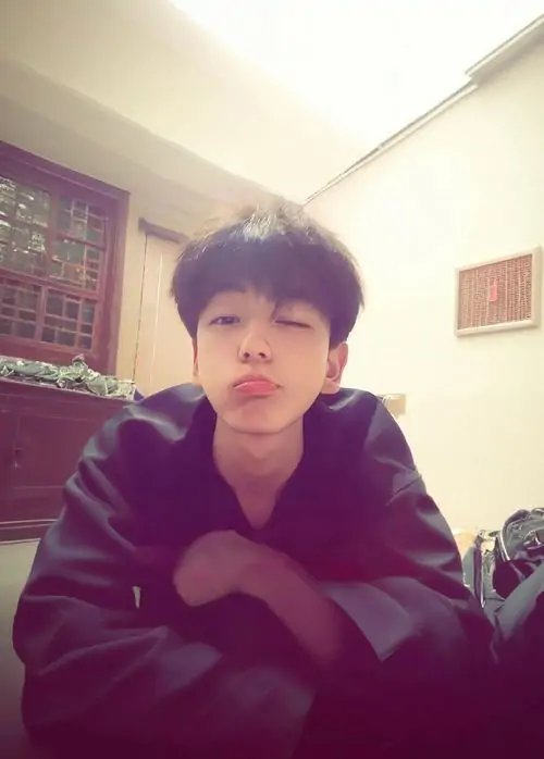 15 Hình trai lớp 8 chụp trong phòng với cậu bạn ngồi khoanh tay trên giường, áo tối màu và nền vàng nhạt tạo cảm giác ấm áp, nét non trẻ kết hợp bố cục gọn khiến ảnh trông rất cute và gần gũi