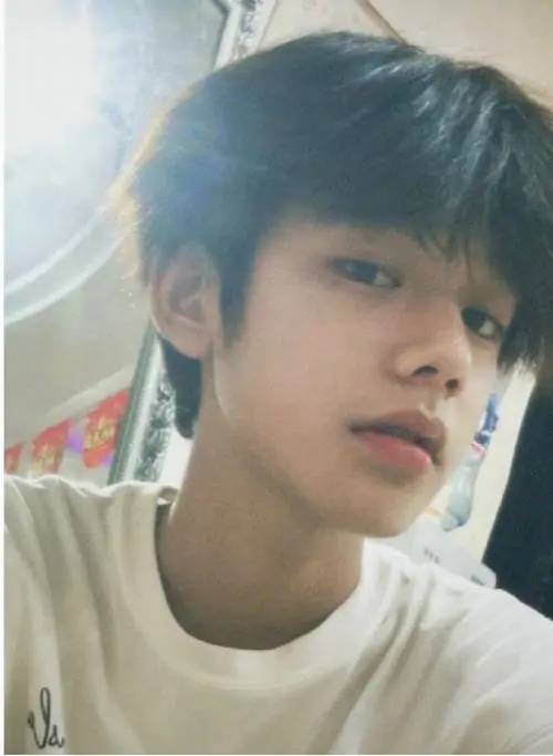 16 Cậu nam sinh k12 mặc áo trắng chụp góc thấp dưới nắng, tóc bay nhẹ và gương mặt nghiêng giúp tổng thể ra chất nam sinh aesthetic, nhìn đẹp sáng và có đúng cái vibe trong trẻo của tuổi học trò