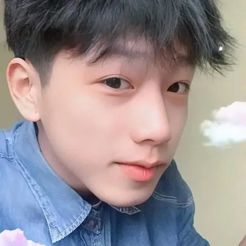 20 Góc selfie cận của trai đẹp k12 mặc áo denim sáng làm nổi bật làn da mịn và mắt nhìn êm, nền trời nhạt phía sau giúp ảnh đẹp hơn, hợp đăng Pinterest theo xu hướng 2k12 aesthetic nhẹ nhàng