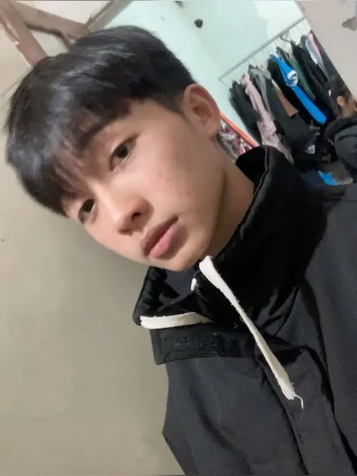 24 Trai đẹp lớp 7 trong áo polo trắng xuất hiện với nụ cười nhỏ và nền tối phía sau, ảnh lên rõ vẻ trẻ trung, gọn sạch và cực cute, nhìn là thấy đúng màu của một avatar ebe đang được các bạn mê