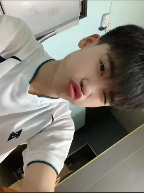 25 Ảnh hot boy lớp 8 là khung hình cận sát nửa mặt cùng gối ôm nhỏ, làn da sáng và mắt đen làm ảnh có cảm giác mềm mượt, hợp đăng lên TikTok vì mang nét gần gũi và filter đáng yêu rất vừa đủ