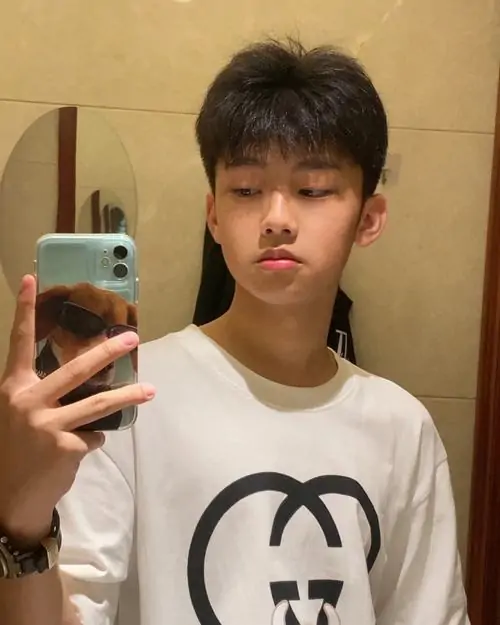 27 Hình bạn trai 2012 trong sơ mi trắng và khăn đỏ chụp từ dưới lên làm gương mặt sáng hơn, ánh nhìn thẳng camera khá cuốn, bố cục đơn giản mà đẹp đúng kiểu ảnh học sinh cute rất dễ tạo thiện cảm